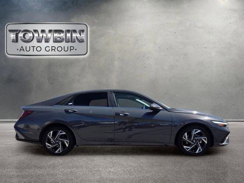 Used 2024 Hyundai Elantra Limited FWD image 3