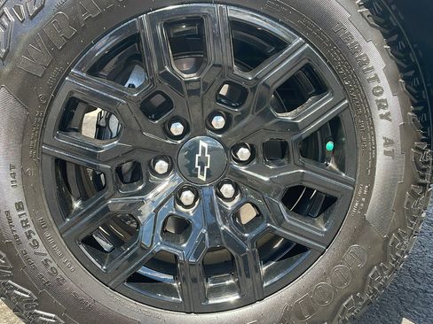 Used 2024 Chevrolet Colorado Trail Boss w/ Technology Package AWD/4WD image 8