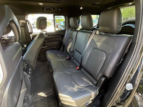 Used 2025 Land Rover Defender 130 S image 28