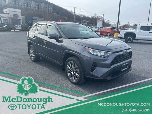 Used 2020 Toyota RAV4 XLE Premium image 9