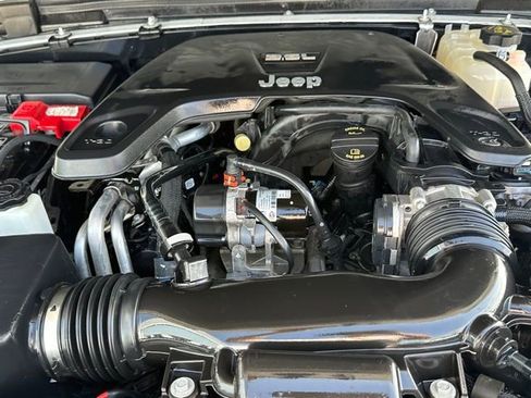 Used 2021 Jeep Wrangler Unlimited Sahara AWD/4WD image 9