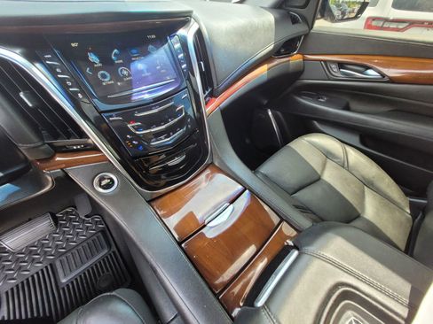 Used 2018 Cadillac Escalade Premium Luxury RWD image 37