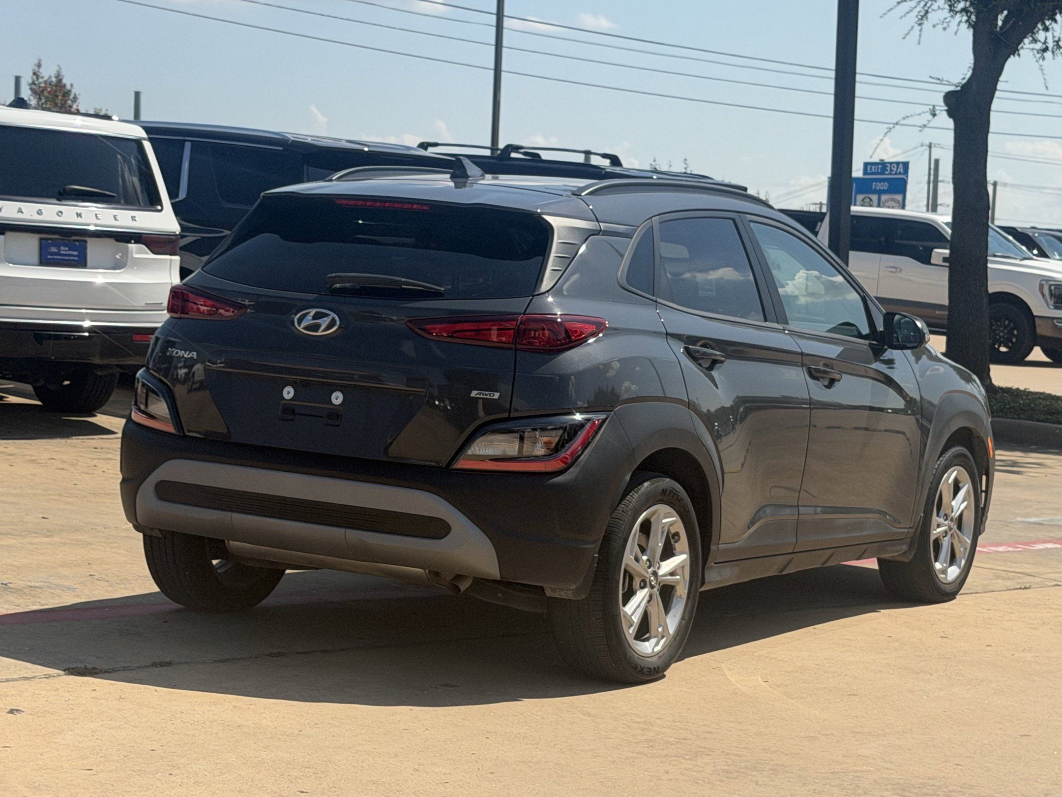 Used 2023 Hyundai Kona SEL AWD/4WD image 3