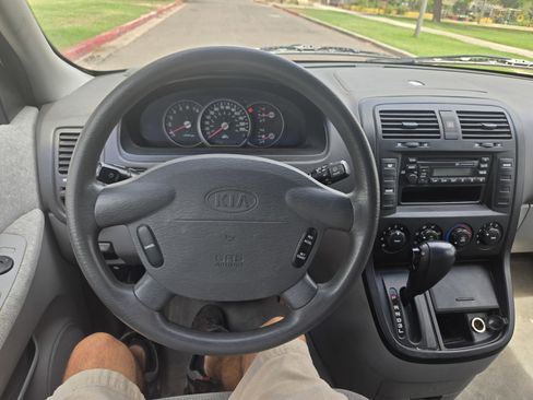 Used 2005 Kia Sedona LX w/ Value Pkg image 21