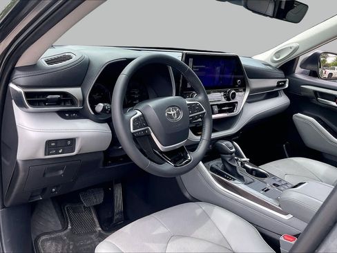 Used 2025 Toyota Highlander Limited FWD image 18