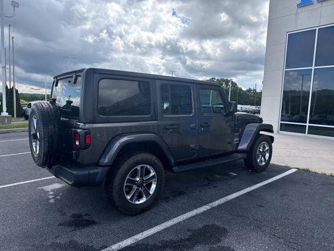 Used 2019 Jeep Wrangler Unlimited Sahara AWD/4WD image 3