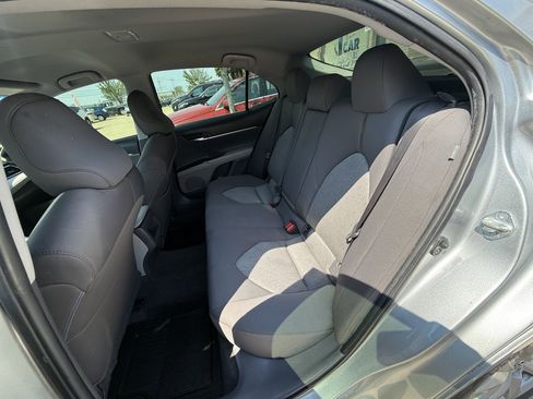 Used 2018 Toyota Camry LE image 10