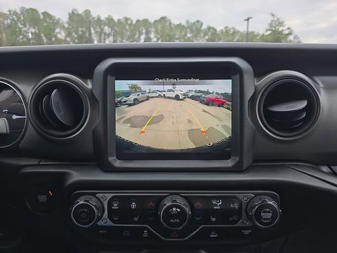 Used 2023 Jeep Wrangler Unlimited w/ Sun & Screen Package image 29