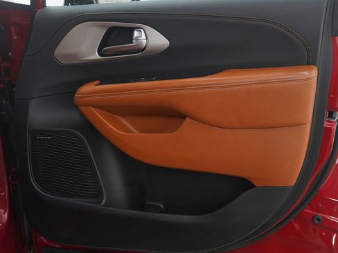 Used 2025 Chrysler Pacifica Pinnacle w/ Trailer Tow Group image 9