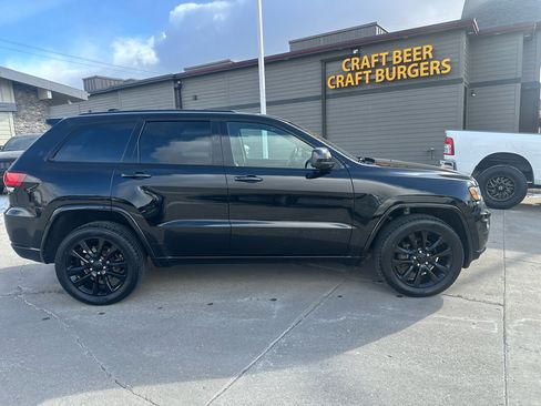 Used 2019 Jeep Grand Cherokee Altitude image 2