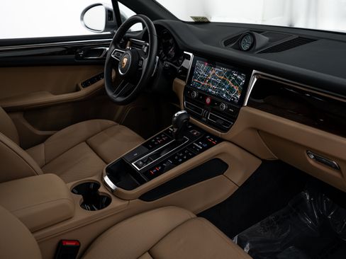 Certified 2024 Porsche Macan AWD/4WD image 12
