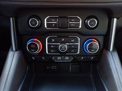 Used 2021 Chevrolet Suburban LT image 18