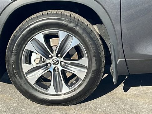 Used 2024 Toyota Highlander XLE image 9