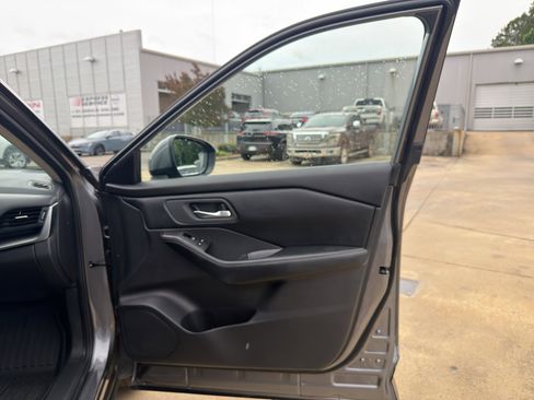 Used 2024 Nissan Rogue SV FWD image 16