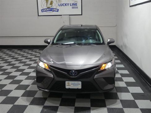 Used 2020 Toyota Camry SE w/ Sunroof Package image 3