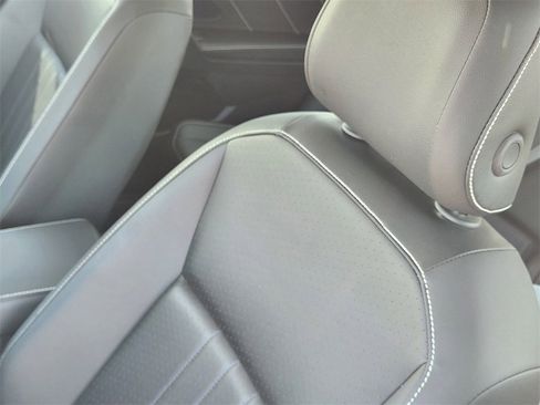 Used 2024 Volkswagen Tiguan SE image 15