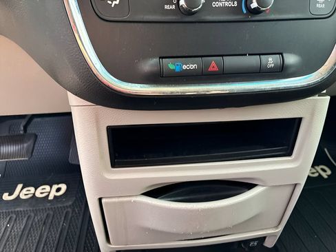 Used 2012 Dodge Grand Caravan SXT FWD image 24