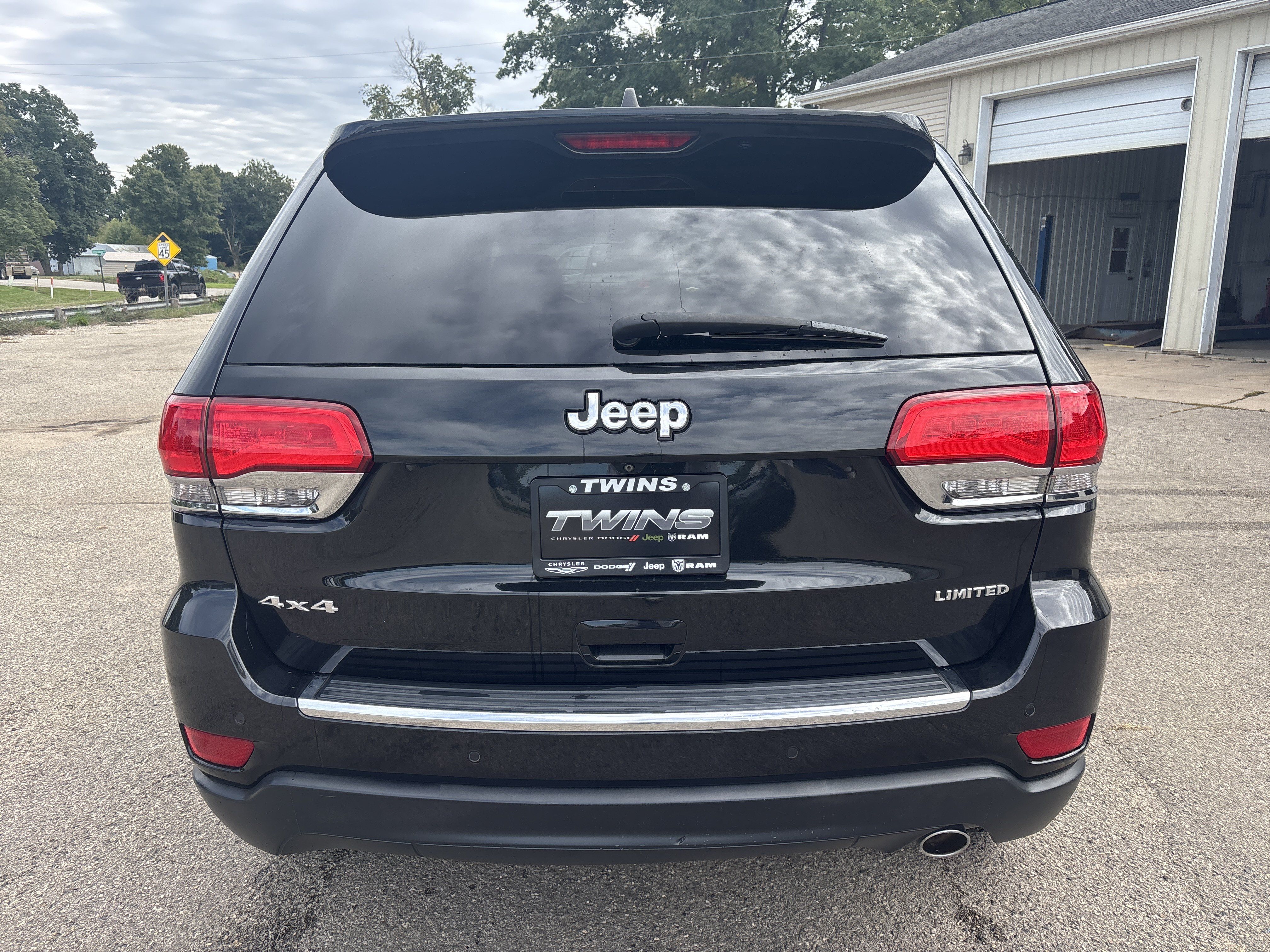 Used 2015 Jeep Grand Cherokee Limited w/ Luxury Group II AWD/4WD image 3