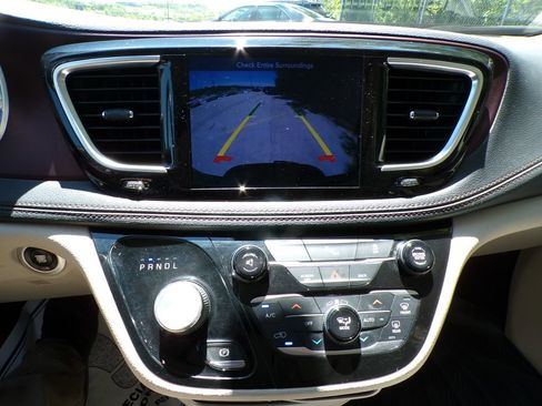 Used 2017 Chrysler Pacifica Limited FWD image 27
