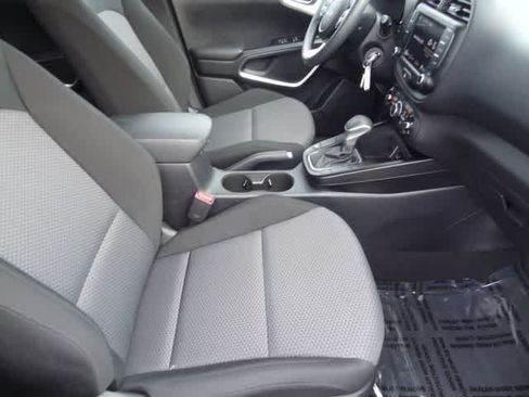 Used 2025 Kia Soul LX w/ LX Technology Package FWD image 12