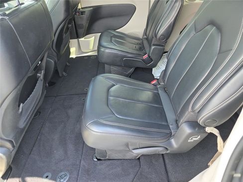 Used 2022 Chrysler Pacifica Touring-L image 15