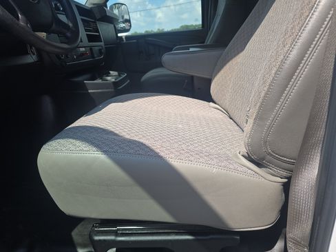 Used 2016 Chevrolet Express 2500 RWD image 16