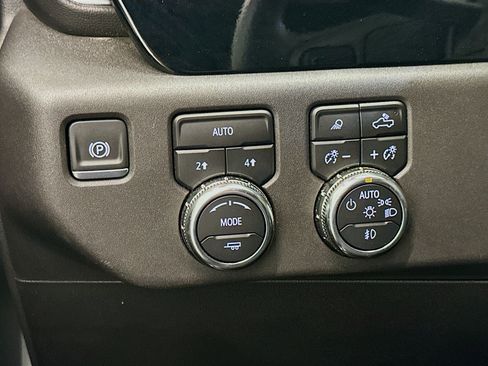 Used 2025 GMC Sierra 1500 SLT AWD/4WD image 17