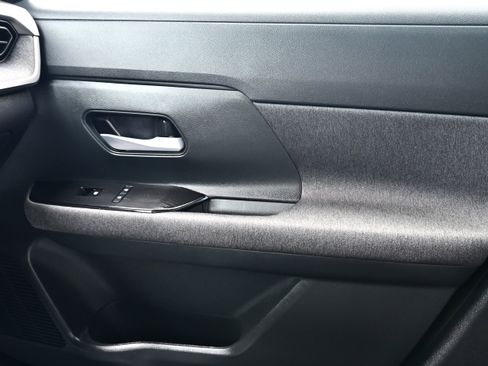 Certified 2025 Nissan Kicks SV AWD/4WD image 26