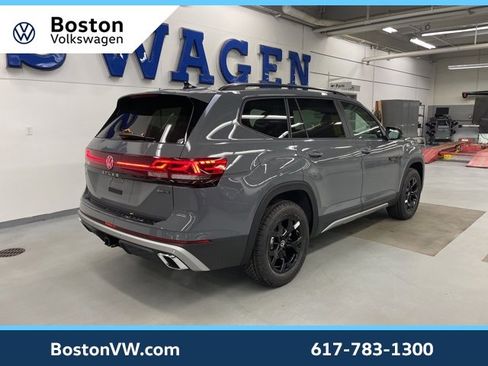 New 2026 Volkswagen Atlas Peak Edition image 4