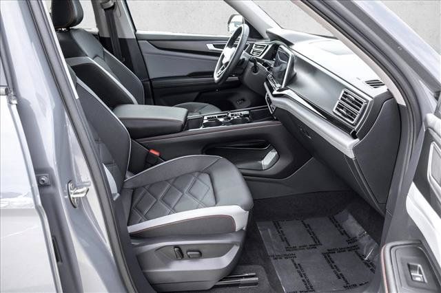 Used 2024 Volkswagen Atlas Peak Edition SEL AWD/4WD image 28