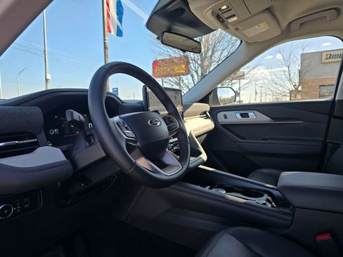 Used 2025 Ford Explorer Active w/ Active Comfort Package image 11