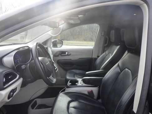 Used 2022 Chrysler Pacifica Touring-L FWD image 10