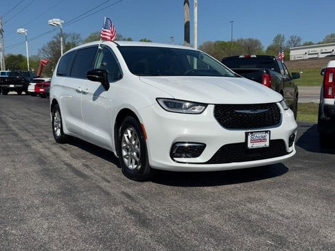 Used 2024 Chrysler Pacifica Touring-L FWD image 2