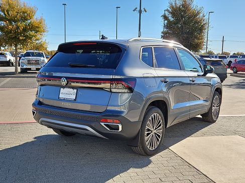 New 2026 Volkswagen Taos SE image 3