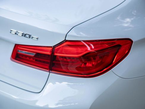 Used 2019 BMW 530e w/ Convenience Package image 9