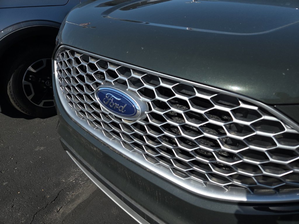Certified 2024 Ford Edge SEL w/ Convenience Package AWD/4WD image 2