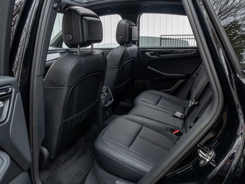 Certified 2025 Porsche Macan AWD/4WD image 33