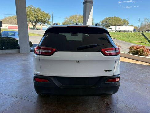 Used 2017 Jeep Cherokee Latitude w/ Safety/Convenience Group FWD image 5