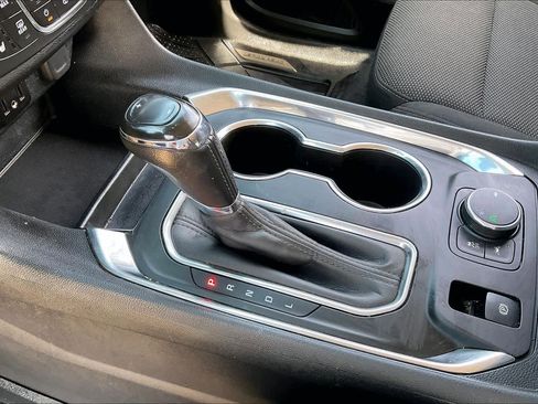 Used 2020 Chevrolet Traverse LT image 16