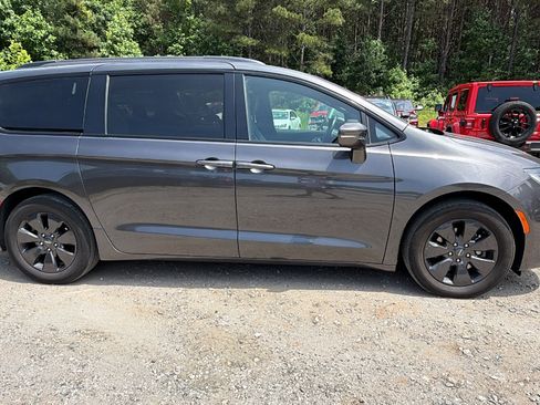 Used 2019 Chrysler Pacifica Limited w/ S Appearance Package FWD image 7