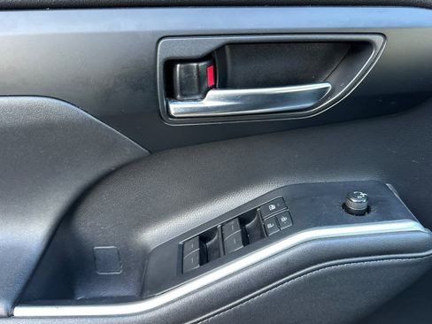 Used 2021 Toyota Highlander XLE image 12