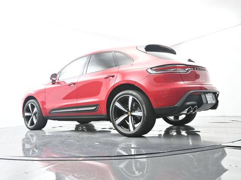 Certified 2025 Porsche Macan AWD/4WD image 47
