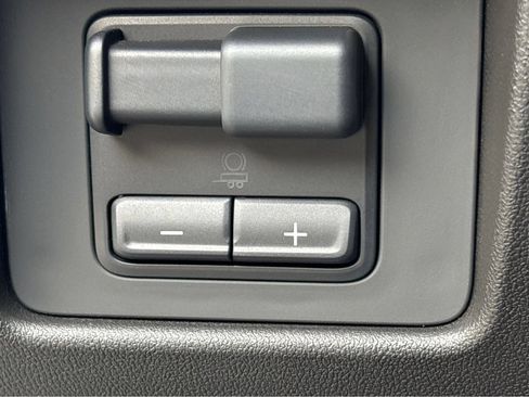 Used 2024 Chevrolet Colorado LT w/ LT Convenience Package III RWD image 16