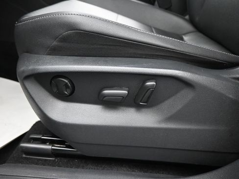 Used 2019 Volkswagen Tiguan SE w/ Panoramic Sunroof Package FWD image 11