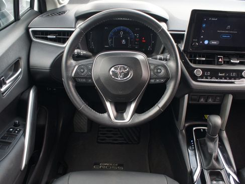Used 2023 Toyota Corolla Cross XLE w/ Convenience Package FWD image 5
