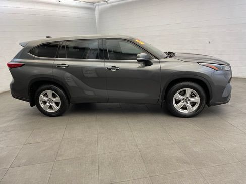 Used 2022 Toyota Highlander LE AWD/4WD image 5