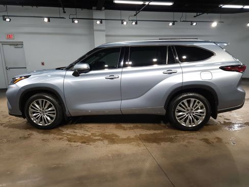 Used 2024 Toyota Highlander Platinum FWD image 4
