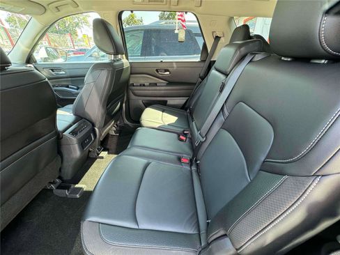 Used 2024 Nissan Pathfinder SL image 16