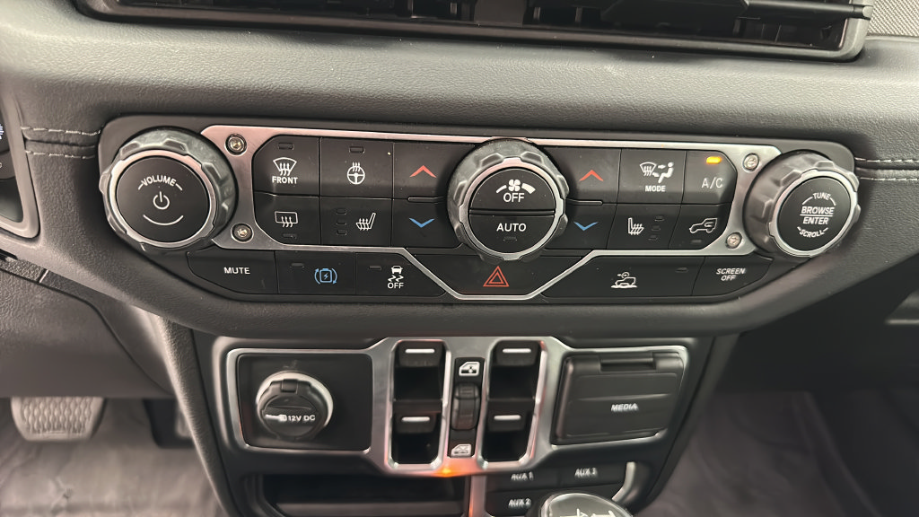 Used 2024 Jeep Wrangler Unlimited Sahara w/ Technology Group AWD/4WD image 17