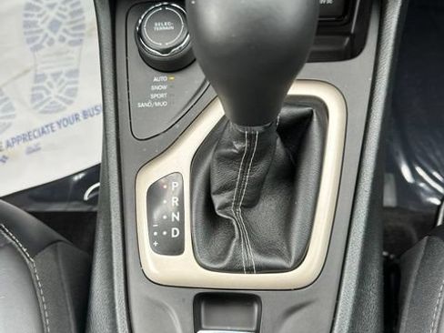 Used 2018 Jeep Cherokee Limited AWD/4WD image 32